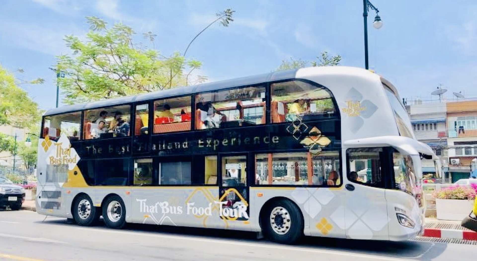 泰國-曼谷Thai Bus Food Tour 美食觀光雙層巴士| 大皇宮&鄭王廟&臥佛寺&大鞦韆&米其林星級餐飲體驗